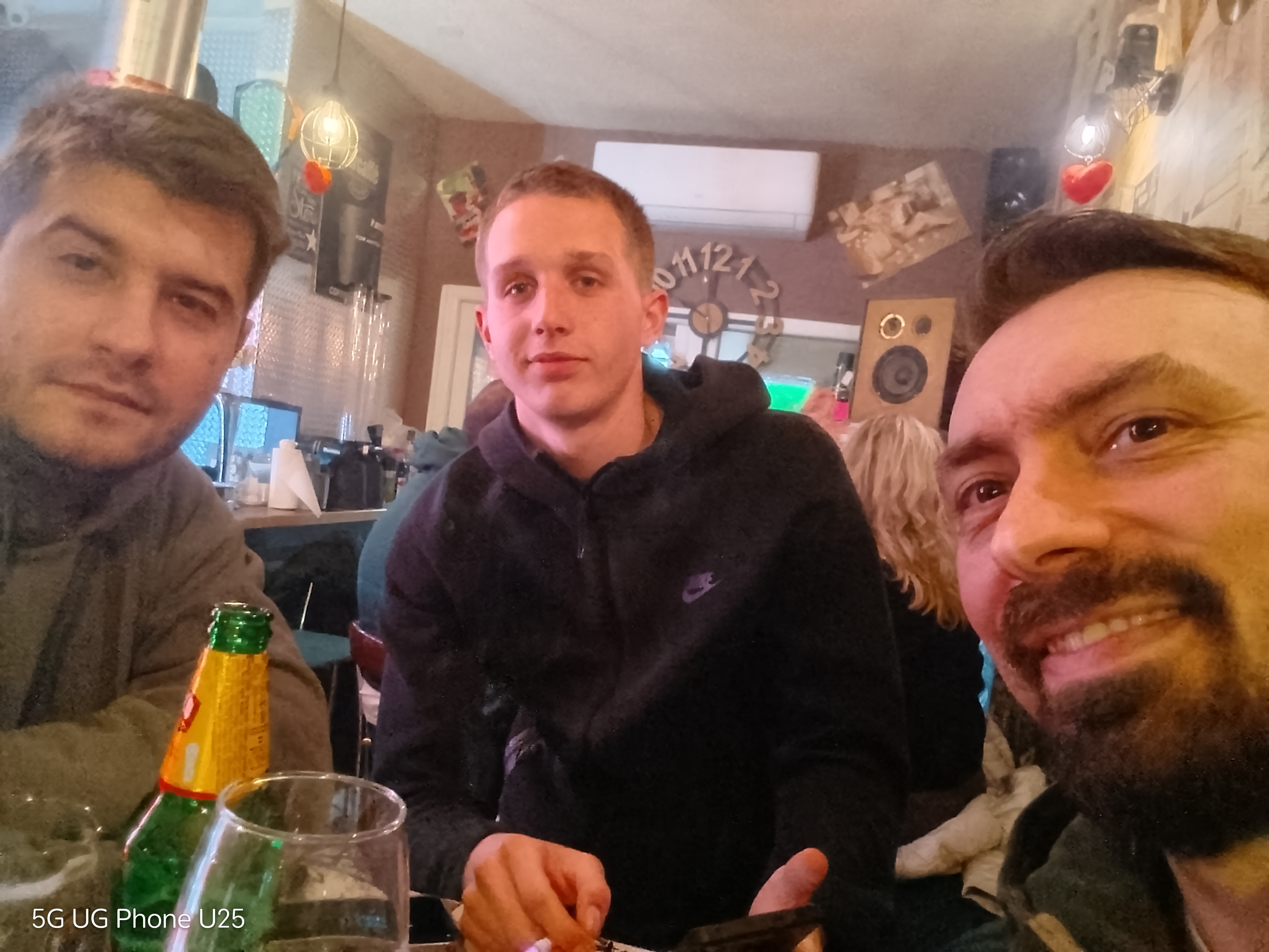 Tri prijatelja u kafiću